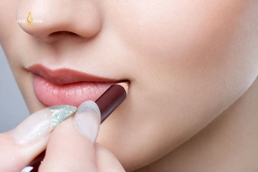 Môi thâm nên dùng son màu gì? Top 8 màu son cực đỉnh 9 Kẻ viền môi trước khi son giúp màu sơn chuẩn dáng môi và lâu trôi hơn