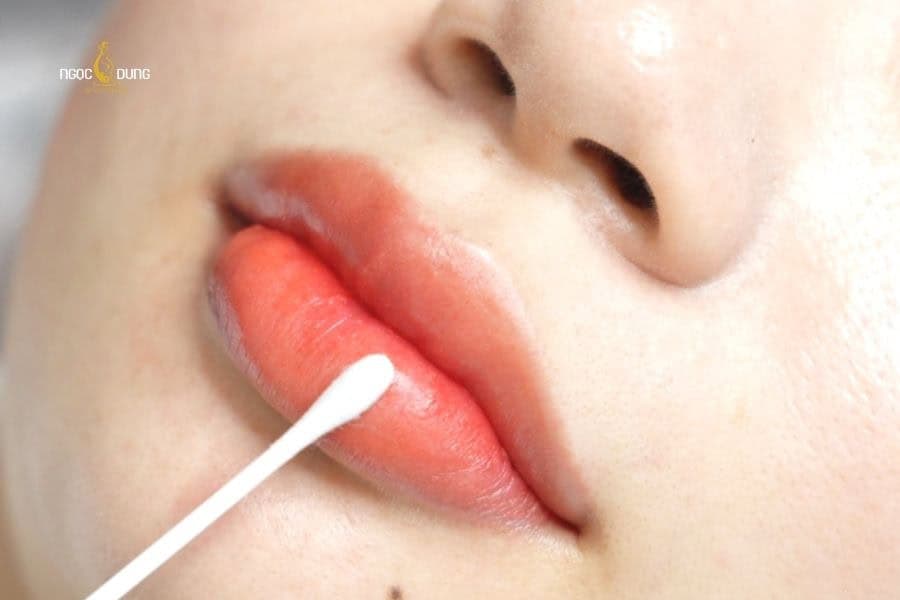 Có nên phun môi không? Ưu nhược điểm và những lưu ý 11 Chuyên viên kiểm tra lại môi sau phun