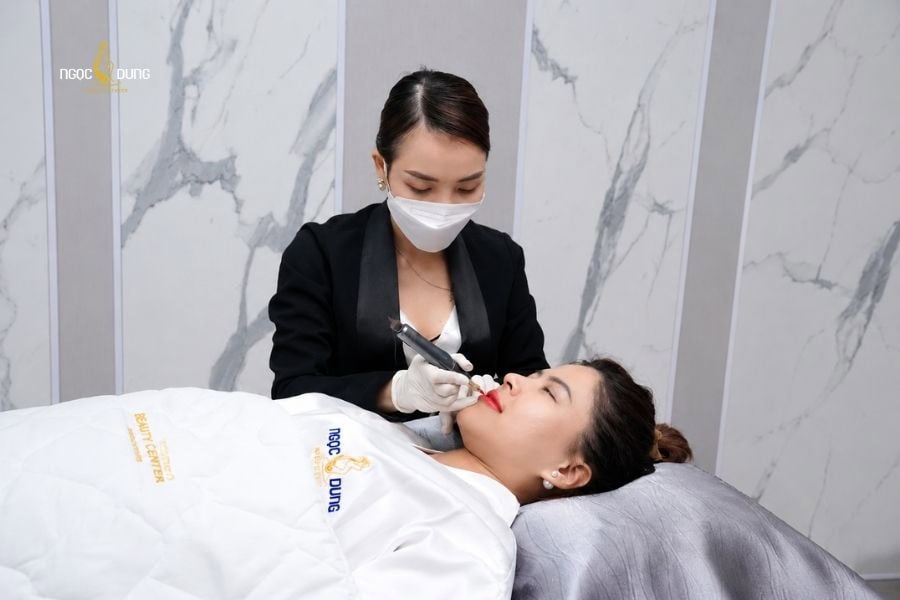 Có nên phun môi không? Ưu nhược điểm và những lưu ý 10 Master tiến hành phun môi cho khách hàng