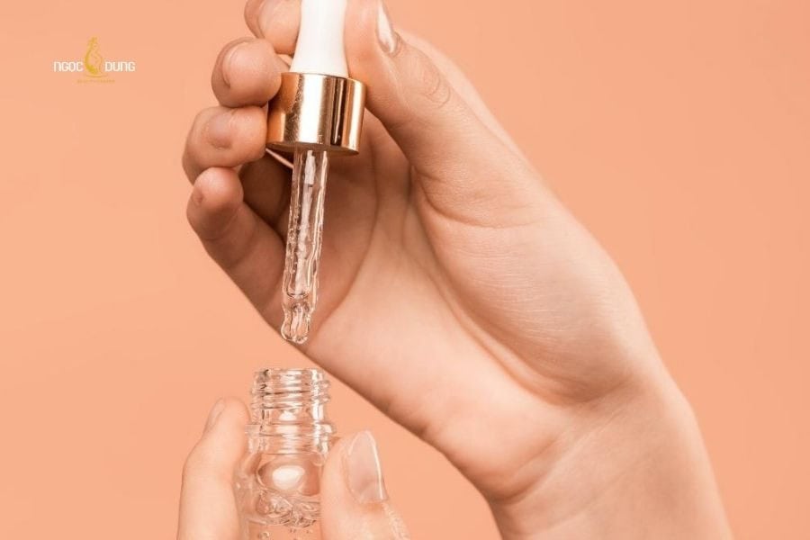 Nên bôi tế bào gốc lên môi sau phun để làm dịu vùng da tổn thương