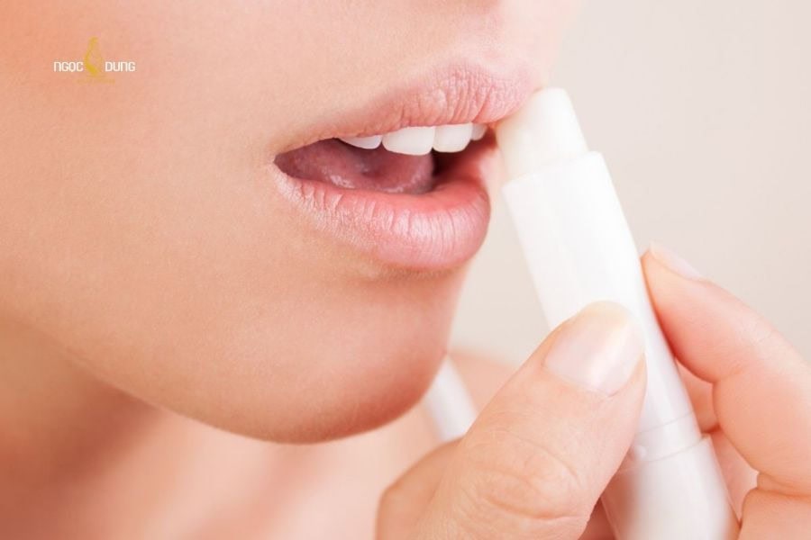Phun môi bị nứt chảy máu: nguyên nhân và cách khắc phục 4 Nên chăm sóc môi sau phun đúng cách để hạn chế tình trạng phun môi bị nứt chảy máu
