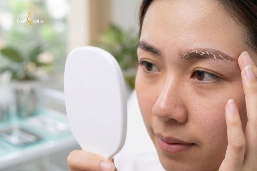 Lông mày mới bong bị mờ: Nguyên nhân và cách khắc phục 7 Nên để lớp vảy phun mày bong tự nhiên để mày lên chuẩn và tránh để lại sẹo
