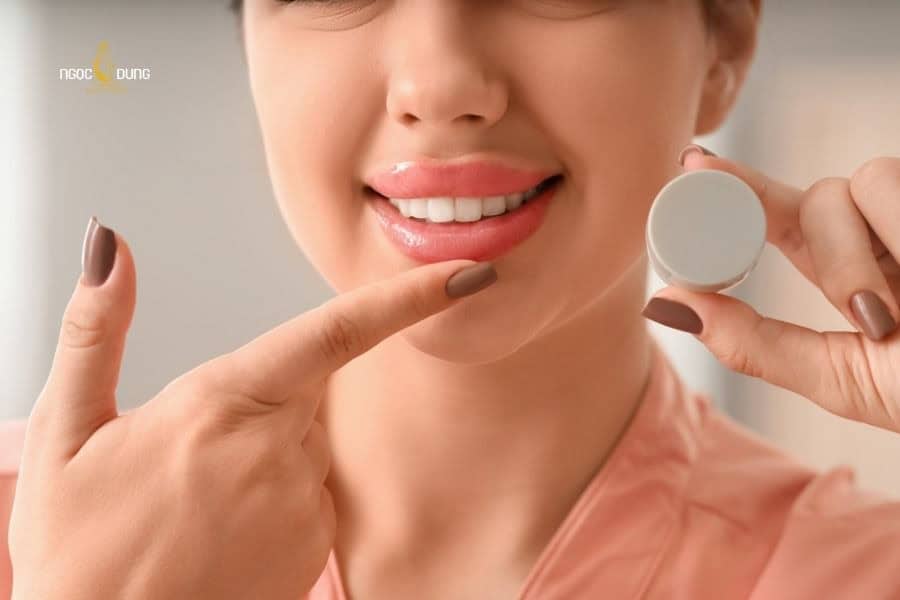 Nên ưu tiên dùng son dưỡng ẩm không màu trong 2 tuần đầu sau khử thâm môi