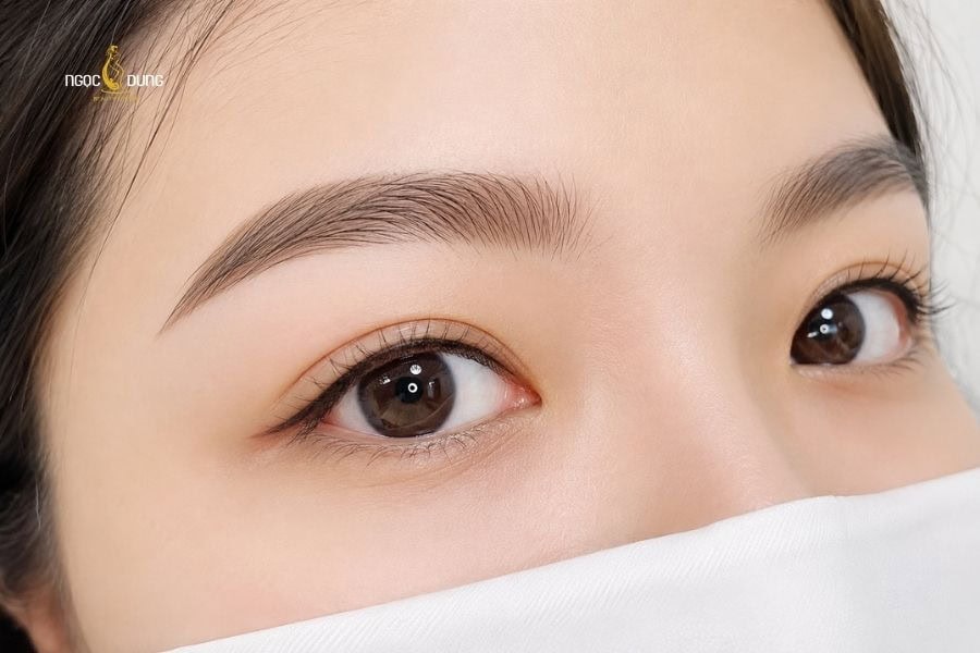 Phun mí mở tròng mí trên là kỹ thuật làm đẹp phổ biến nhất