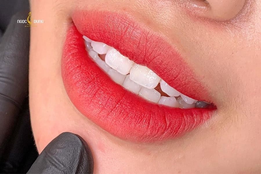 Có nên phun môi không? Ưu nhược điểm và những lưu ý 7 Phun môi màu đỏ cam phù hợp với người có làn da trắng hồng