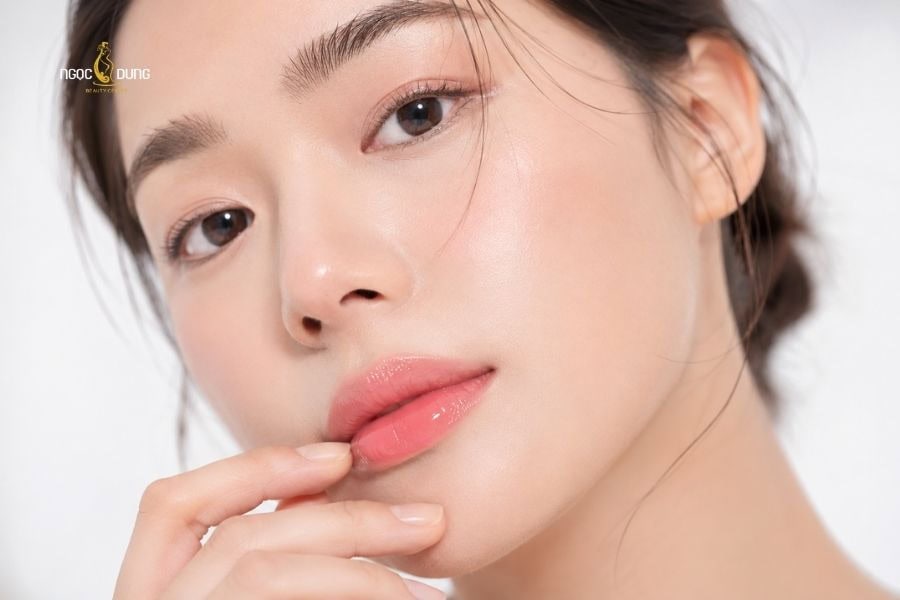 Phun môi pha lê có thể tạo hiệu ứng căng bóng giúp thần thái rạng rỡ hơn