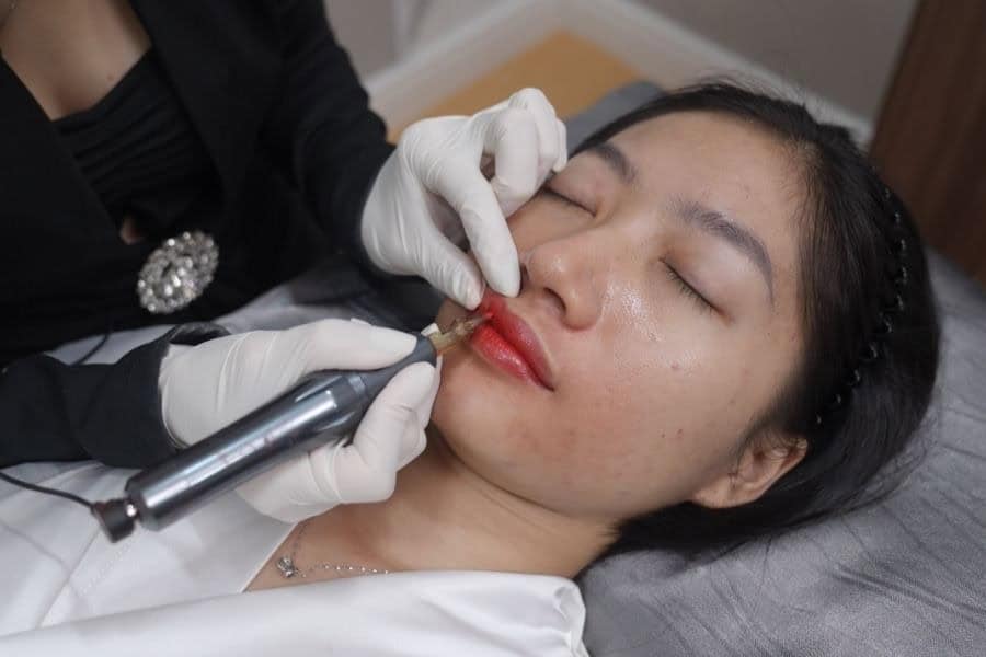 Phun môi miracle là gì? Ưu điểm, bảng giá và quy trình 6 Phun môi chuyên nghiệp và an toàn tại Ngọc Dung