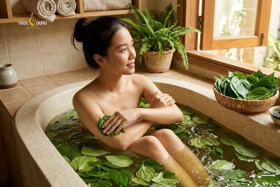 Tắm nước lá trầu không sẽ giúp làm mềm lông và giảm viêm nang lông