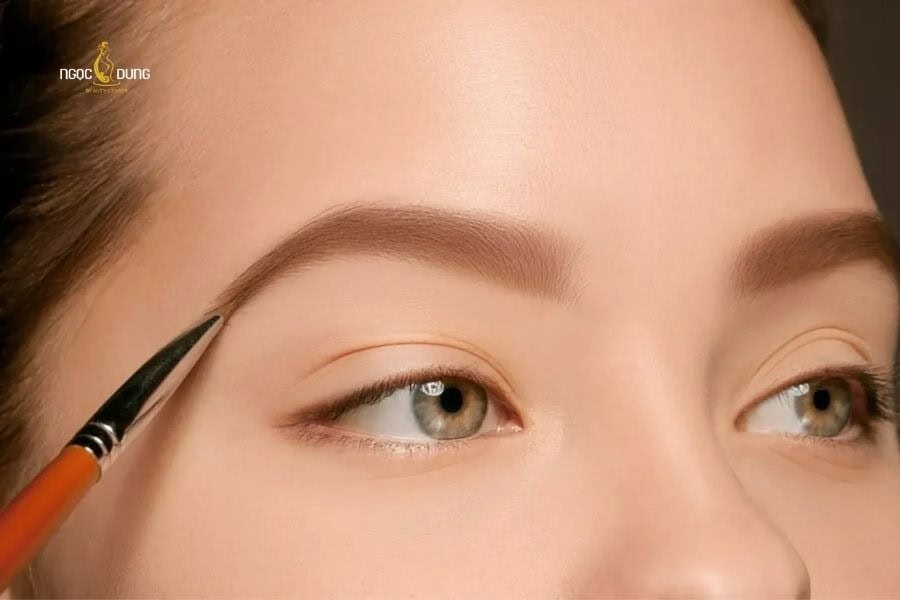 Dáng lông mày cong là gì? Hợp với khuôn mặt nào và ý nghĩa 7 Tán màu phấn để chân mày trông tự nhiên hơn