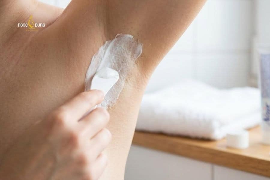 Có thể dùng kem tẩy lông để loại bỏ lông nách nhanh chóng