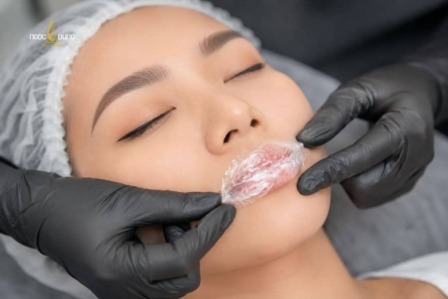 Chuyên viên ủ tê môi để giúp khách hàng cảm thấy thoải mái hơn trong quá trình phun môi