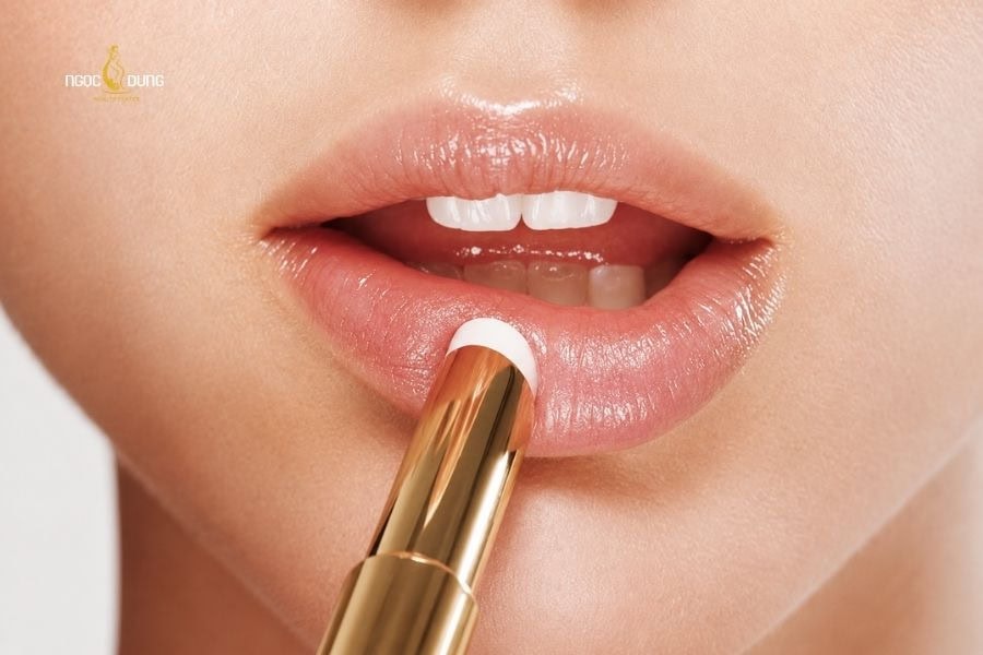 Môi thâm nên dùng son màu gì? Top 8 màu son cực đỉnh 7 Nên ưu tiên son có thành phần dưỡng ẩm nhiều để hỗ trợ cải thiện tình trạng thâm môi