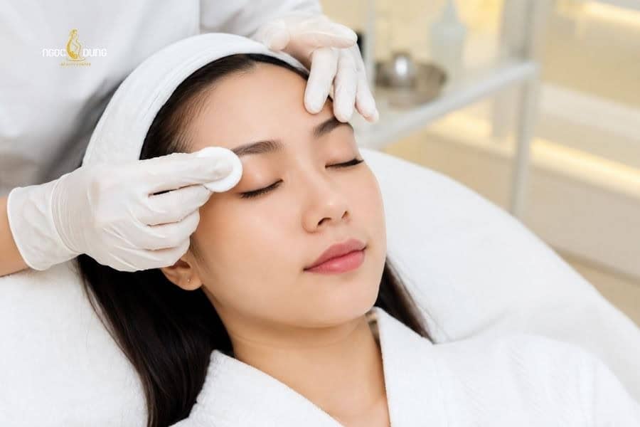 Định hình chân mày là gì? Phương pháp tạo dáng mày đẹp 6 Vệ sinh chân mày trước khi định hình