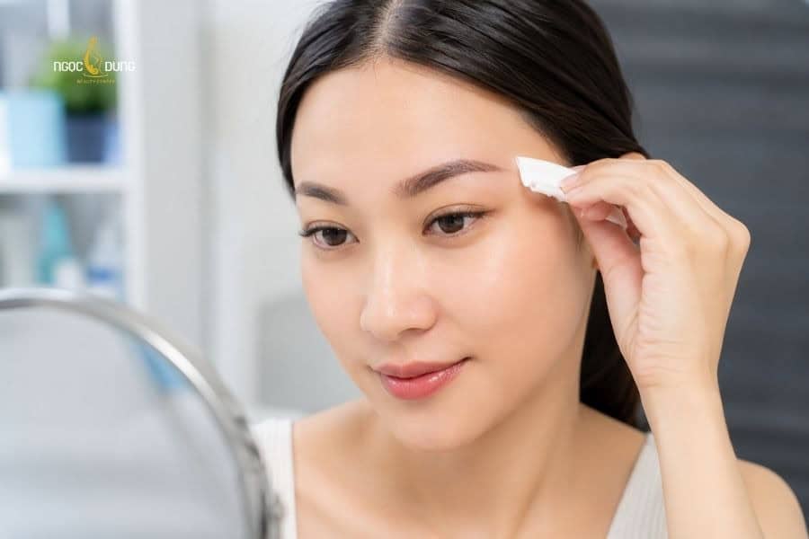 Xăm mày bao lâu thì bôi thuốc mỡ? Hướng dẫn chăm sóc kĩ 4 Hãy vệ sinh lông mày đúng cách trong những ngày đầu để tránh kích ứng