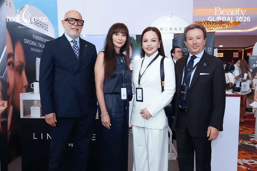 Ms. Yến Phương giao lưu cùng chuyên gia tại khu vực triển lãm