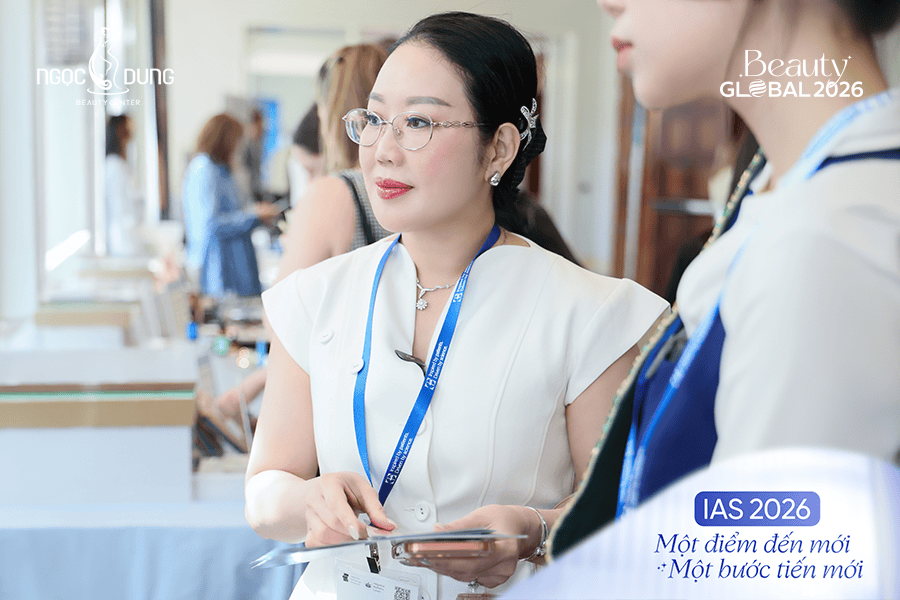 Founder Ngọc Dung Beauty chăm chú lắng nghe những kiến thức làm đẹp mới và tân tiến nhất
