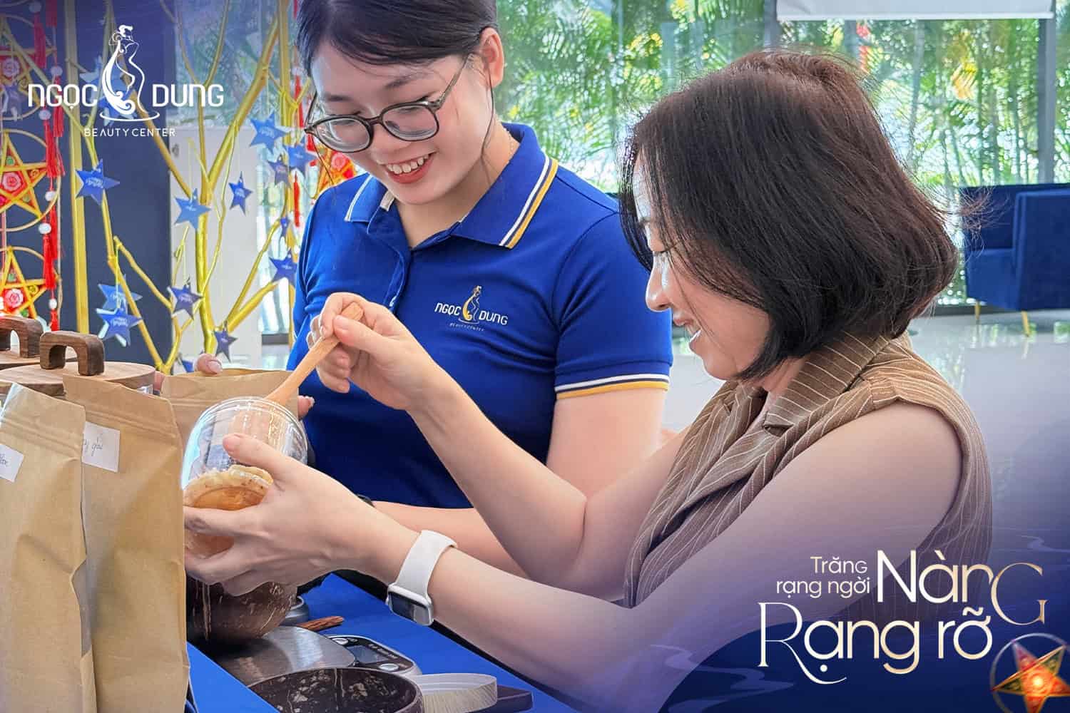 Khách hàng tự tay phối nên những túi trà dưỡng nhan mang dấu ấn riêng, lưu lại một trải nghiệm thật thanh nhã tại Hội Trăng Nhan Sắc