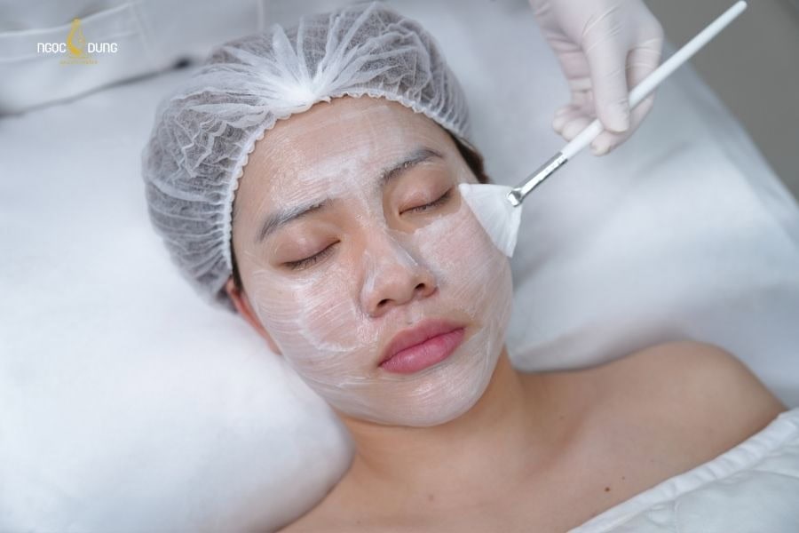 Đưa tinh chất ủ trắng thẩm thấu vào da