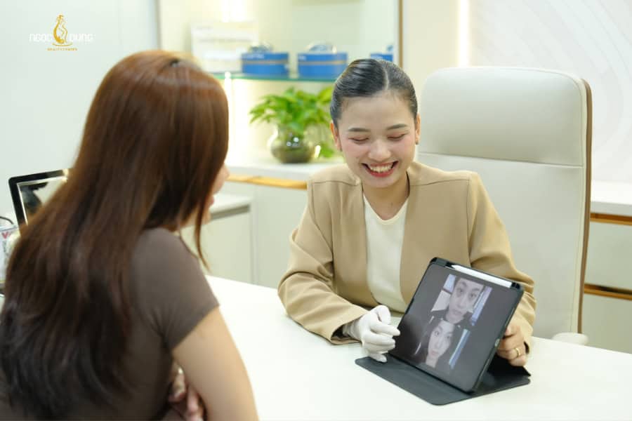 Ngọc Dung luôn thăm khám cho khách hàng cẩn thận trước khi tiến hành điều trị