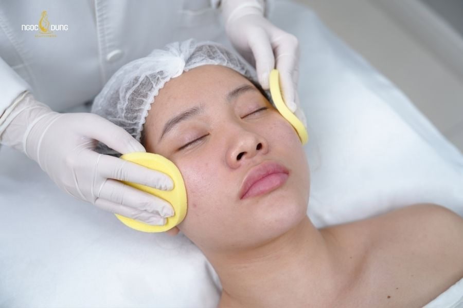 Làm sạch da cẩn thận trước khi tiến hành ủ trắng