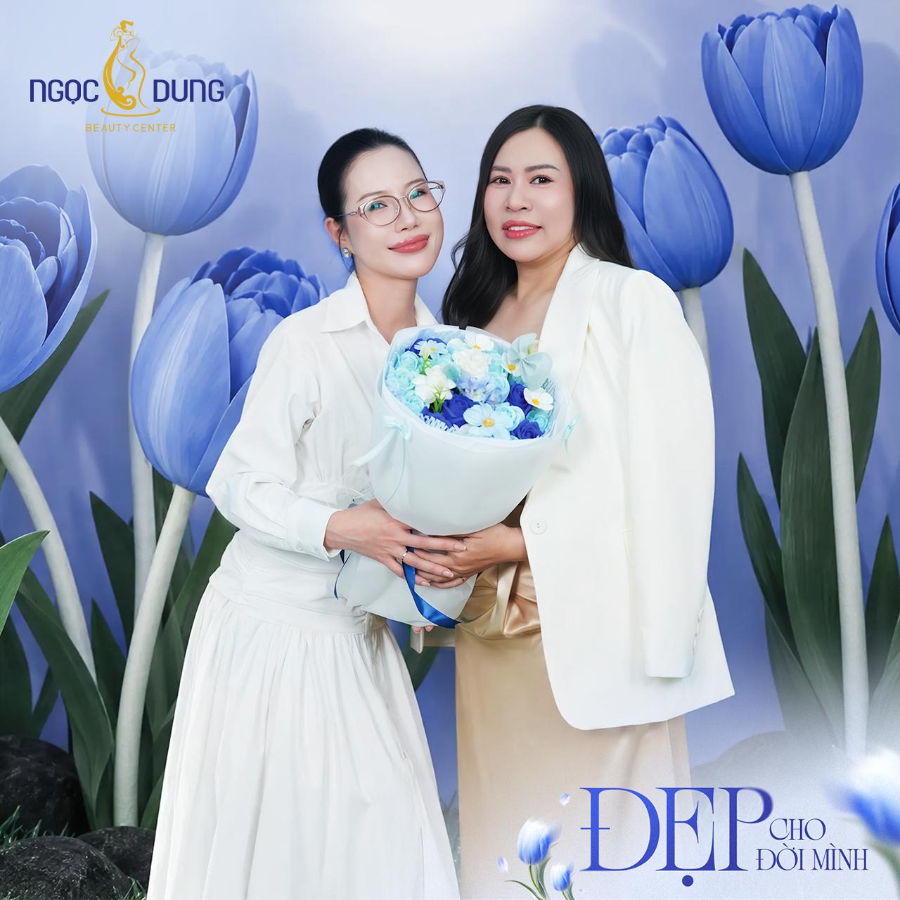 Khách hàng tạo dáng rạng ngời tại Photobooth của chi nhánh